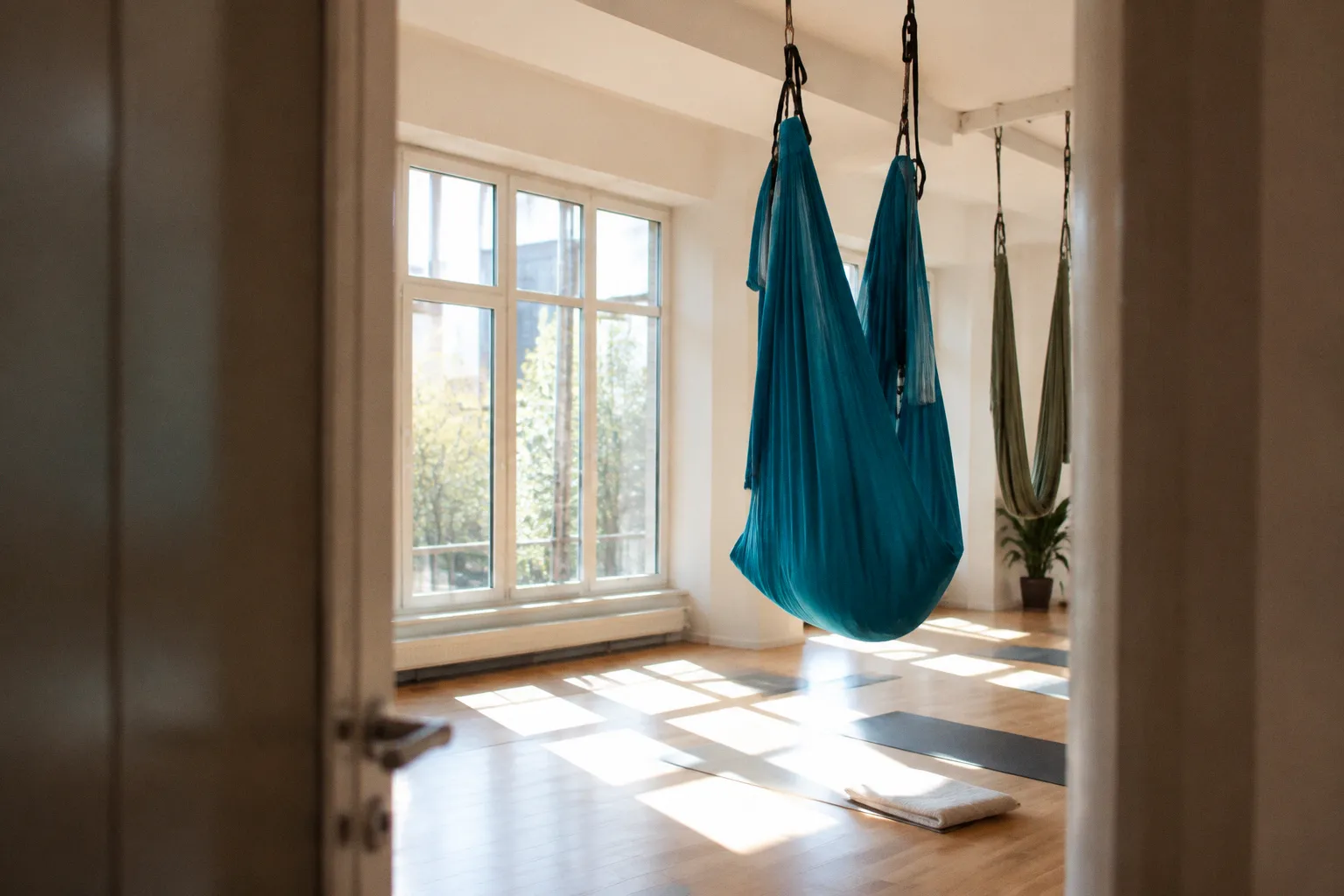 Aerial Yoga: Lohnt sich das Training im Tuch wirklich?