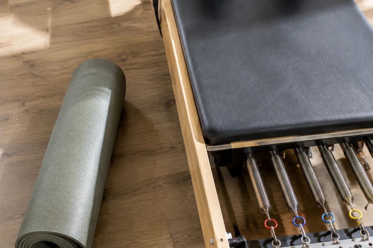 Pilates auf der Matte oder am Reformer: Was hilft mehr?